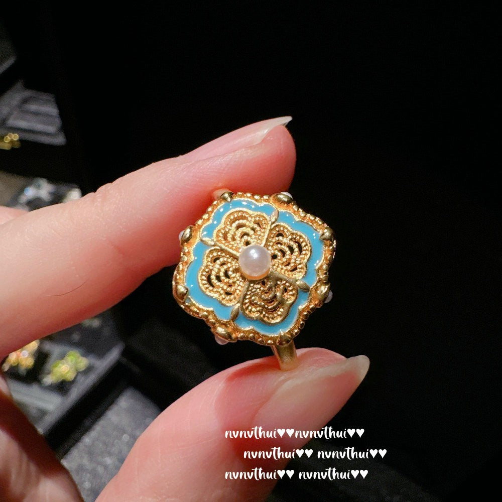 Antique Gold Filigree-Engraved Butterfly Necklace Chinese Knot