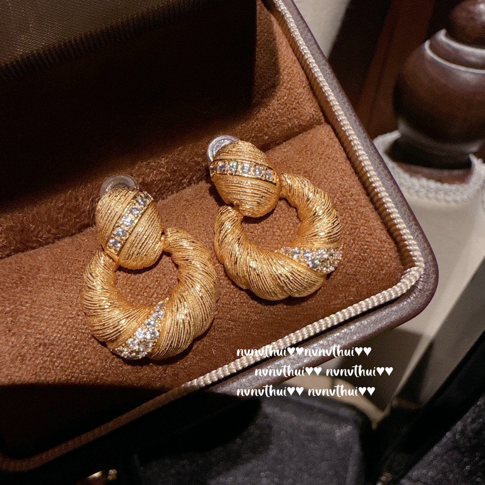2060ZZ Brushed Lucky Scroll Earrings