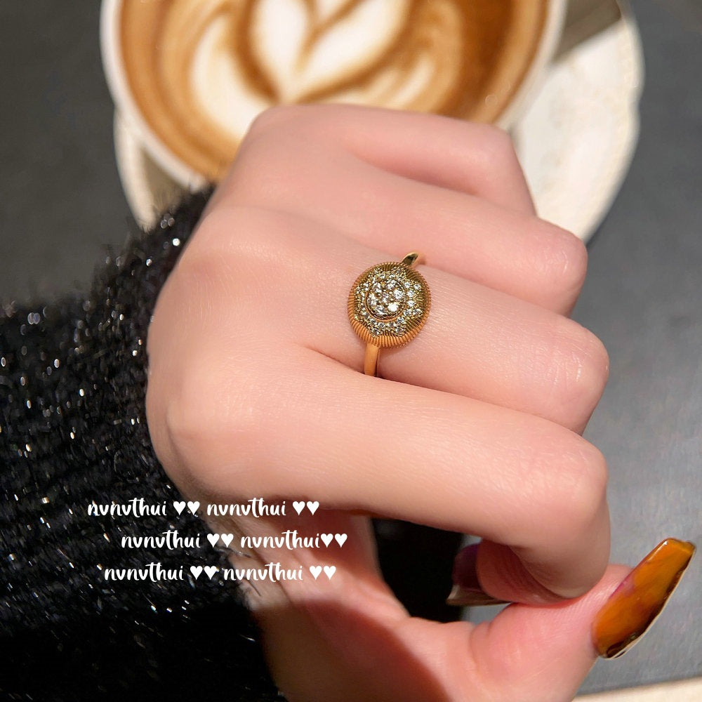 Italian Retro Brushed Gemstone Pigeon Egg Ring