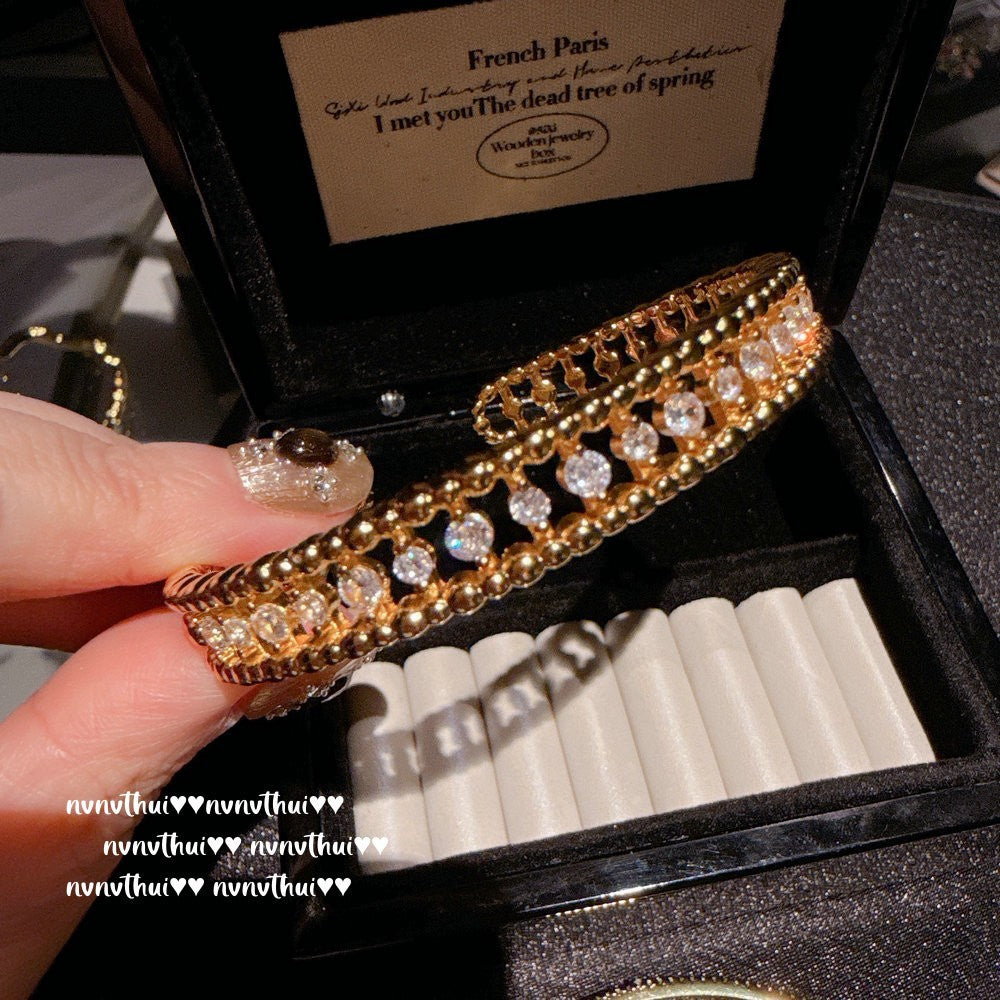 495HONCC Pavé Crystal Decorative Window Vajra Bangle