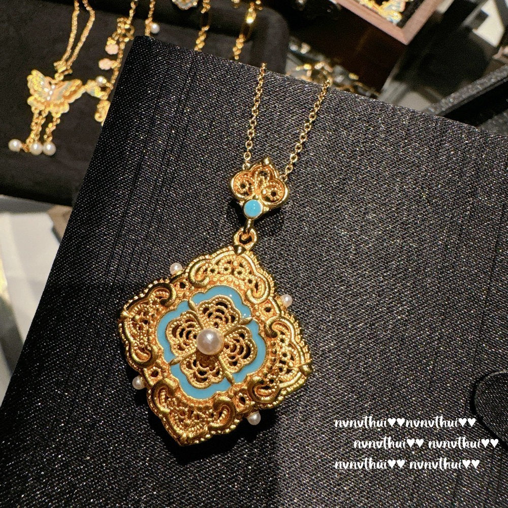 Antique Gold Filigree-Engraved Butterfly Necklace Chinese Knot