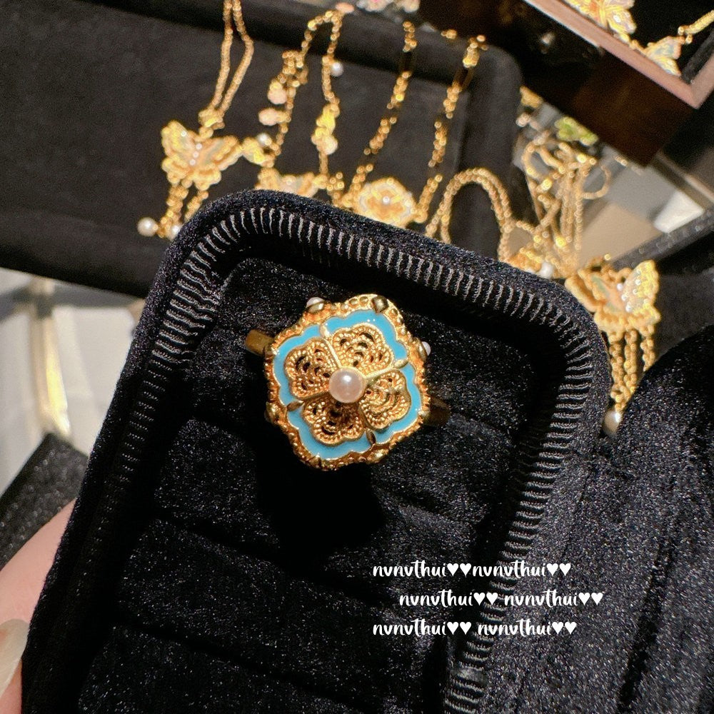 Antique Gold Filigree-Engraved Butterfly Necklace Chinese Knot