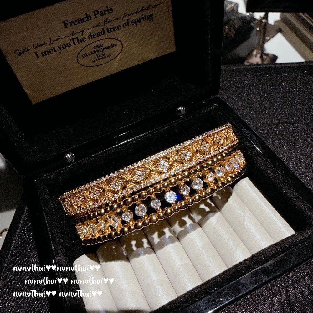 495HONCC Pavé Crystal Decorative Window Vajra Bangle