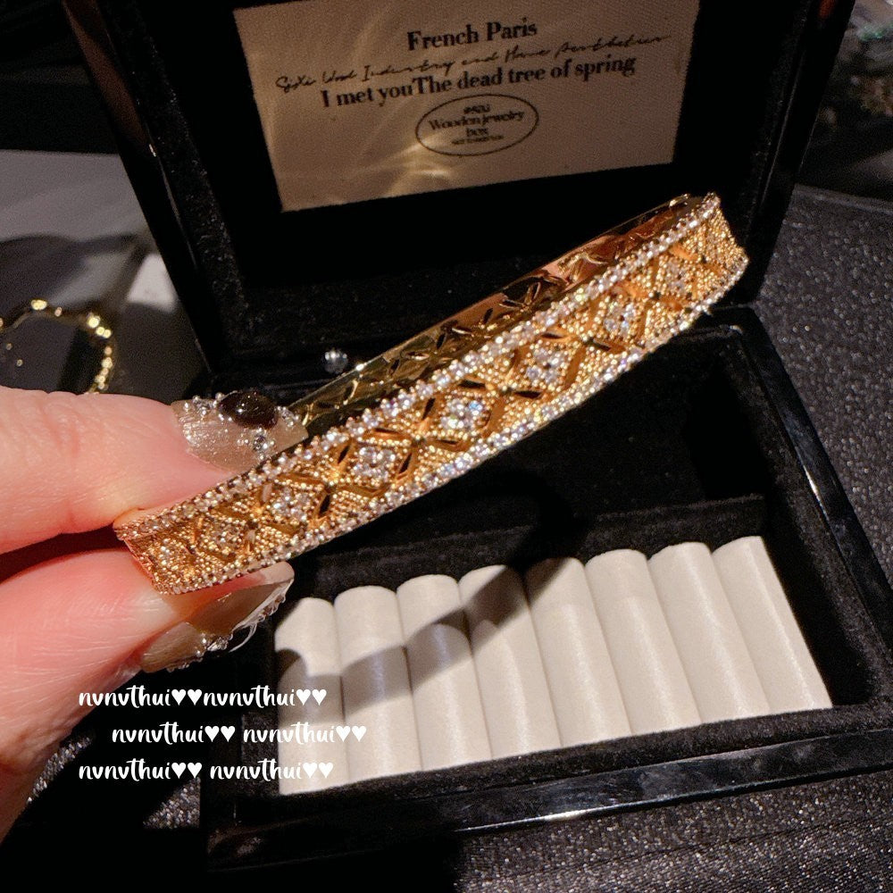 495HONCC Pavé Crystal Decorative Window Vajra Bangle
