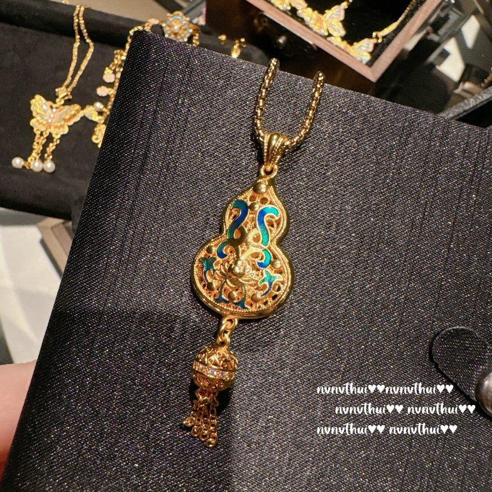 Antique Gold Filigree-Engraved Butterfly Necklace Chinese Knot