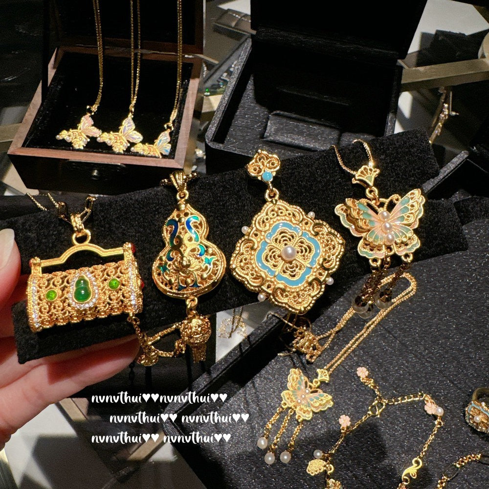 Antique Gold Filigree-Engraved Butterfly Necklace Chinese Knot