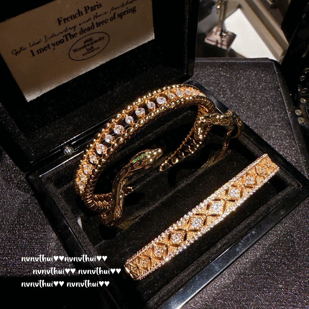 495HONCC Pavé Crystal Decorative Window Vajra Bangle