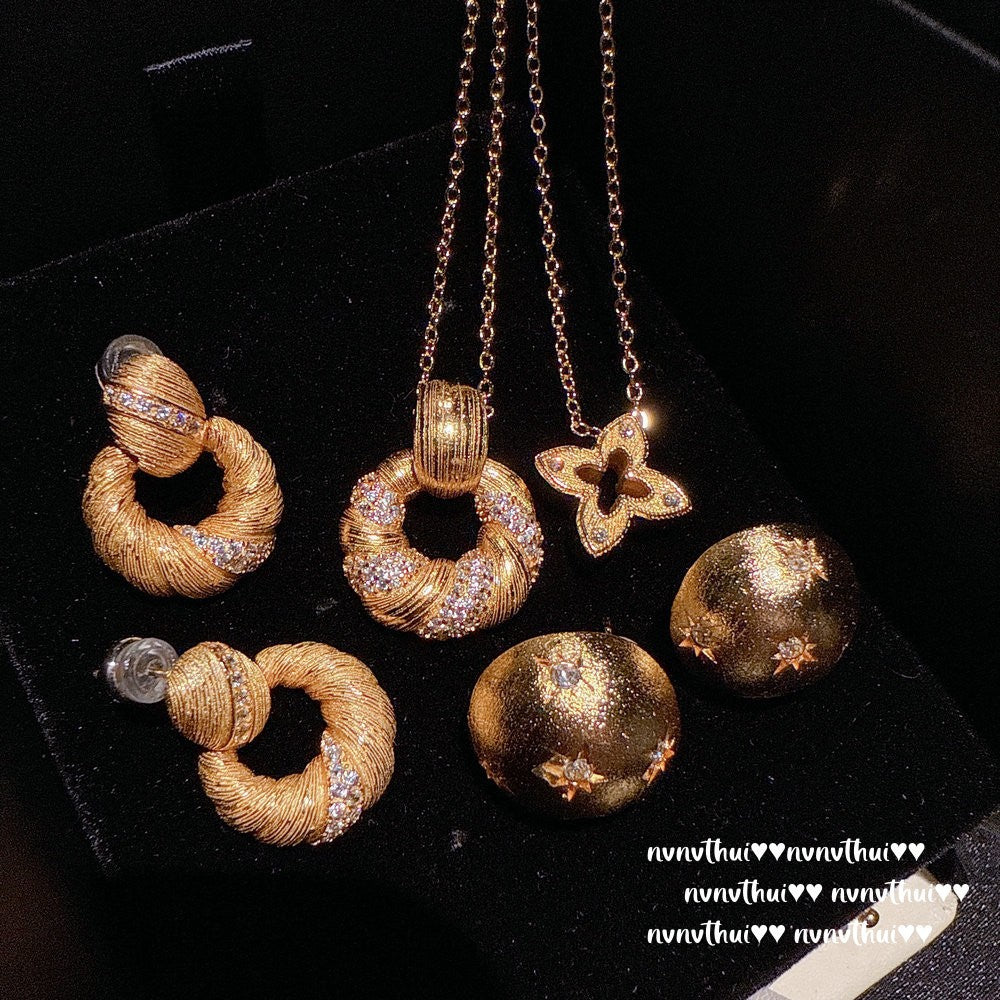 2060ZZ Brushed Lucky Scroll Earrings