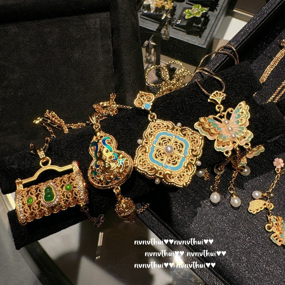 Antique Gold Filigree-Engraved Butterfly Necklace Chinese Knot