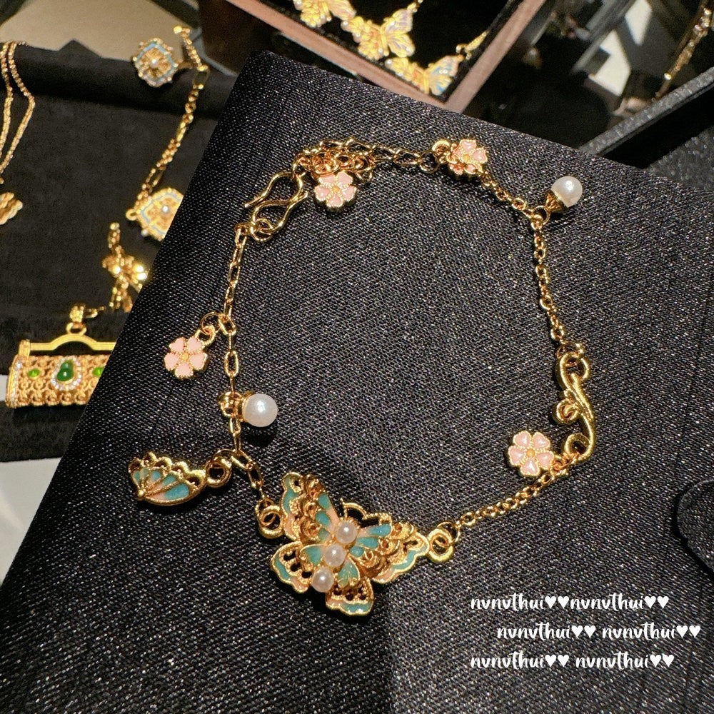 Antique Gold Filigree-Engraved Butterfly Necklace Chinese Knot