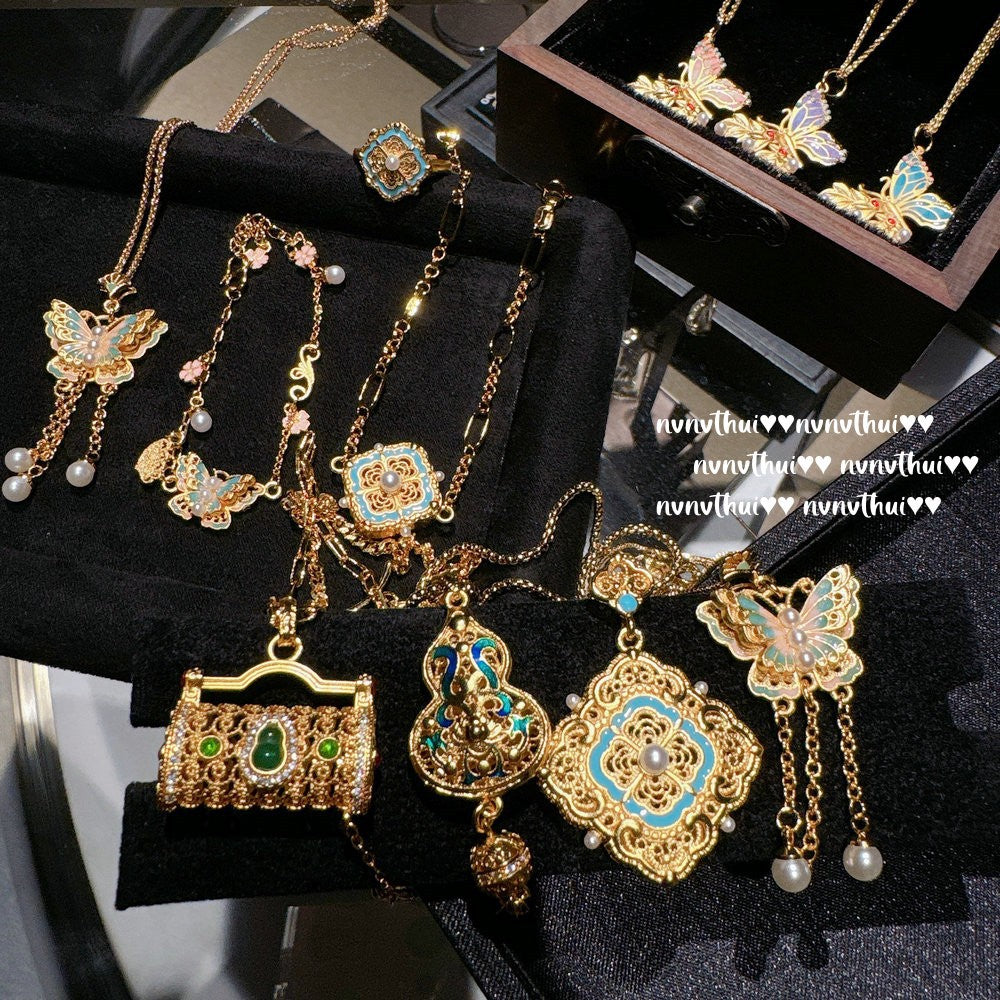 Antique Gold Filigree-Engraved Butterfly Necklace Chinese Knot