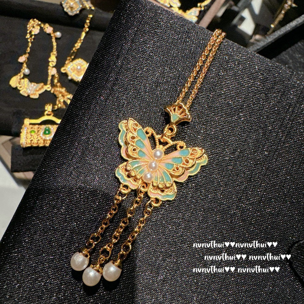 Antique Gold Filigree-Engraved Butterfly Necklace Chinese Knot